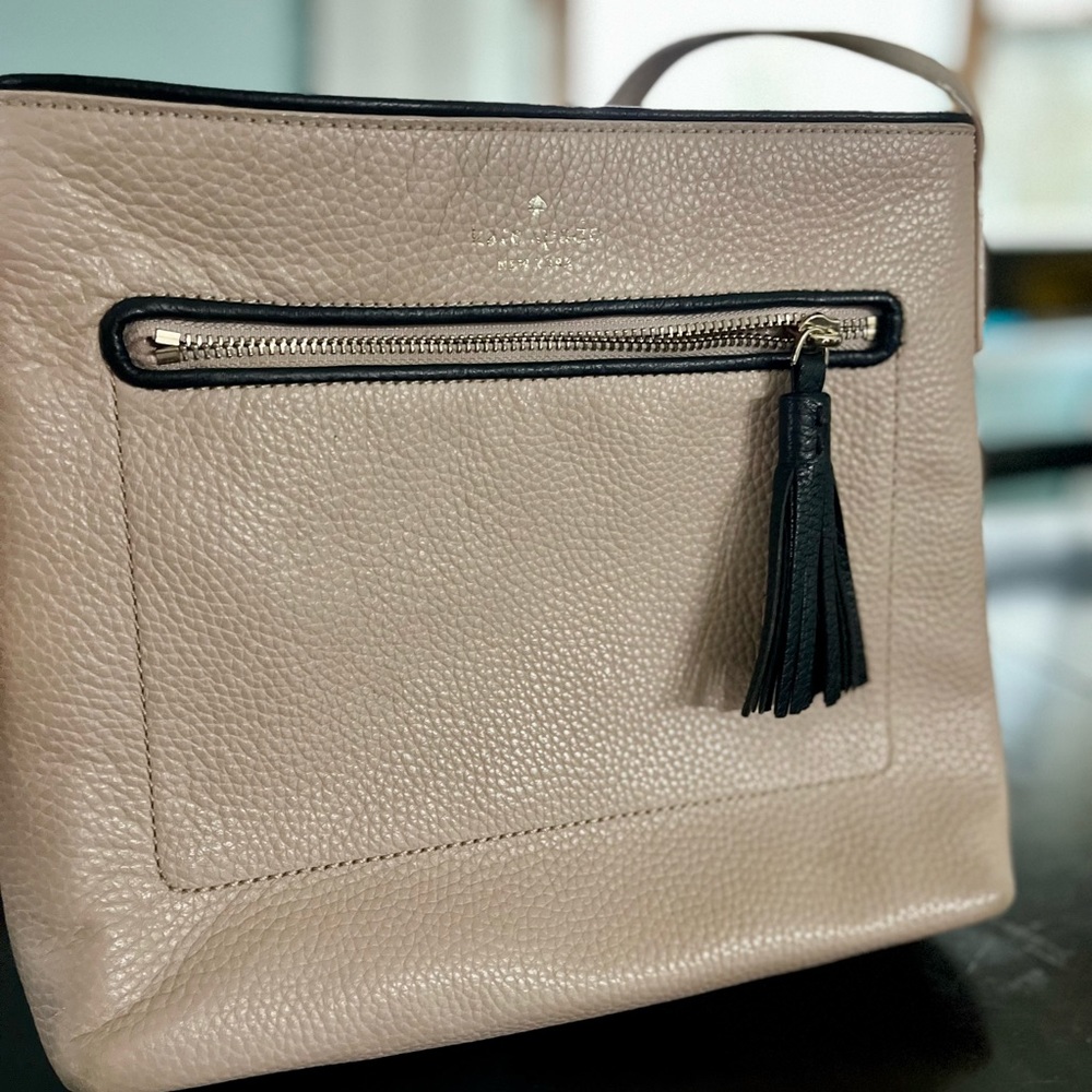 Beautiful, in excellent condition Kate Spade tan crossbody. Perfect neutral bag.